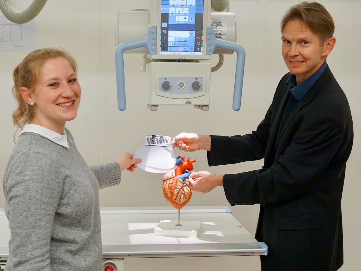 Laboringenieurin Larissa Blümlein und Prof. Dr. Ralf Ringler, beide OTH Amberg-Weiden, arbeiten an der Entwicklung der neuen Testmethode (©Pöllmann/OTH Amberg-Weiden)