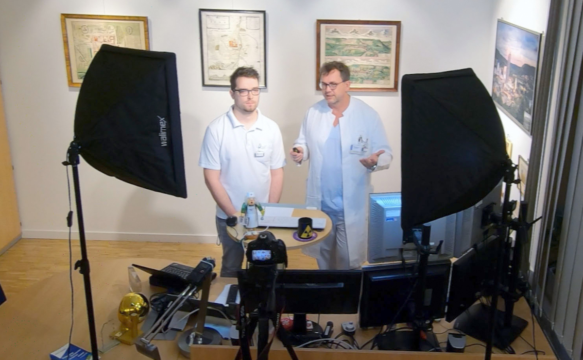 Christian Kühnel (links) und PD Dr. Martin Freesmeyer bei der Aufnahme eines Lehrvideos (© UKJ)