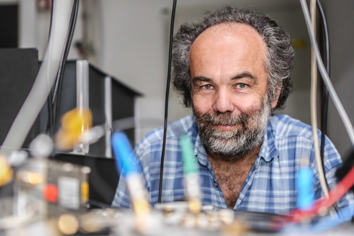 Prof. Dieter Suter arbeitet als Physiker an der Verbesserung der räumlichen MRT-Auflösung mittels Ansätzen aus der Quantenphysik (Nikolas Golsch/TU Dortmund)