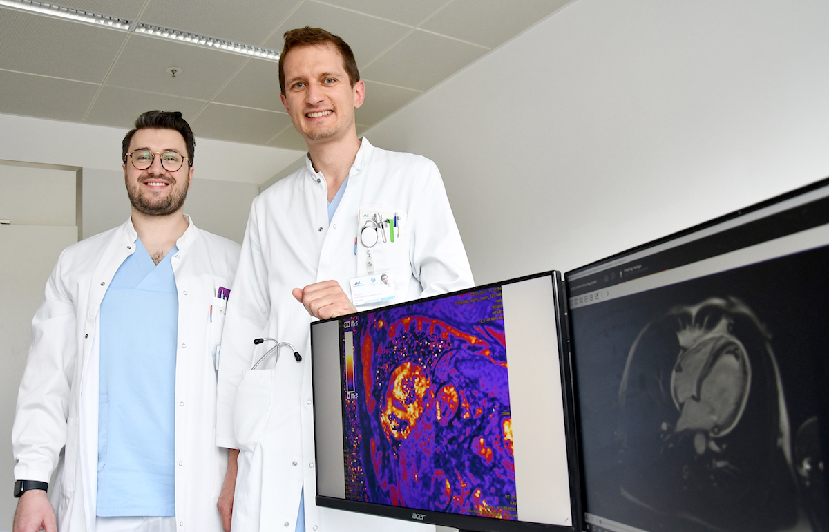 Studienleiter Sebastian Reinstadler, rechts, und Erstautor Ivan Lechner konnten einen neuen Biomarker für die Prognose nach STEMI identifizieren (©MUI/Bullock)