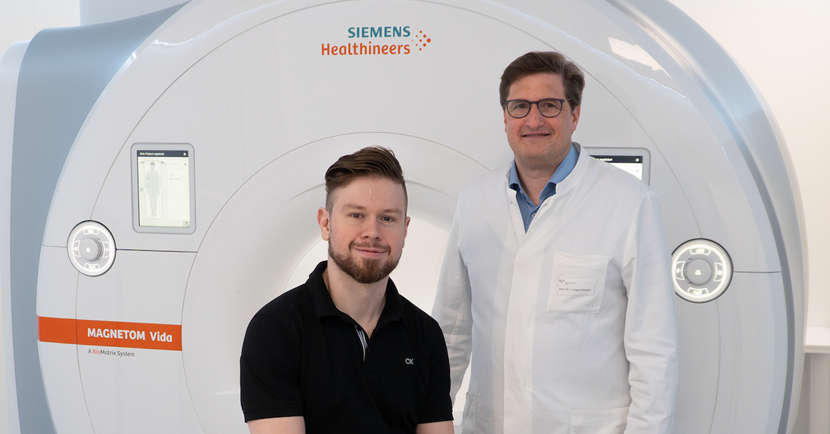 Dr. Andreas Voskrebenzev, Physiker (links) und Professor Dr. Jens Vogel-Claussen (rechts), Leitender Oberarzt im Institut für Diagnostische und Interventionelle Radiologe der MHH, entwickelten die PREFUL Methode für die regionale Lungenbildgebung im MRT (© A. Voskrebenzev/MHH)